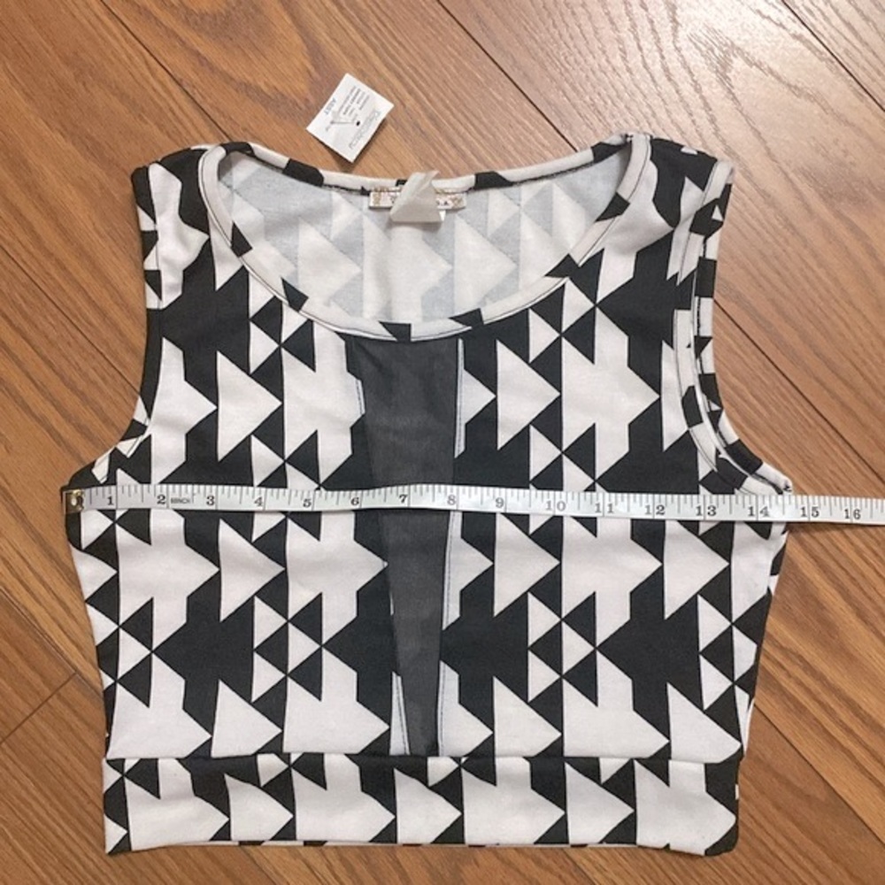 Top 10 women’s geographic print mesh insert crop top black white size S~M - Picture 6 of 9